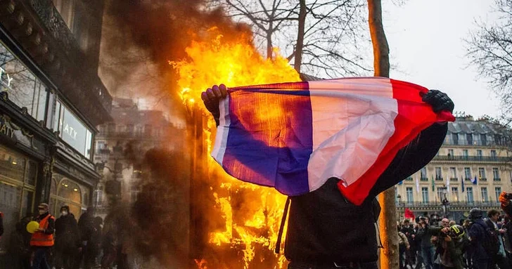 Во Франции 149 участников протестов приговорили к тюремному заключению