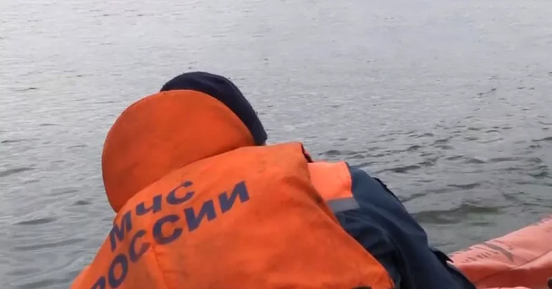 На Каспии перевернулась лодка с людьми