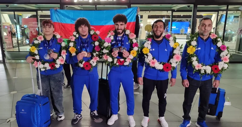 Avropa birinciliyində doqquz medal qazanan Azərbaycan ağırlıqqaldıranları Vətənə qayıdıblar FOTO