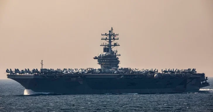 Иран заявил, что военные корабли США отошли от Ормузского пролива на 700 км