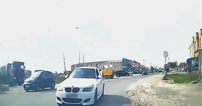 Ramanada sürücü əks yola çıxıb maşının üzərinə sürdü VİDEO