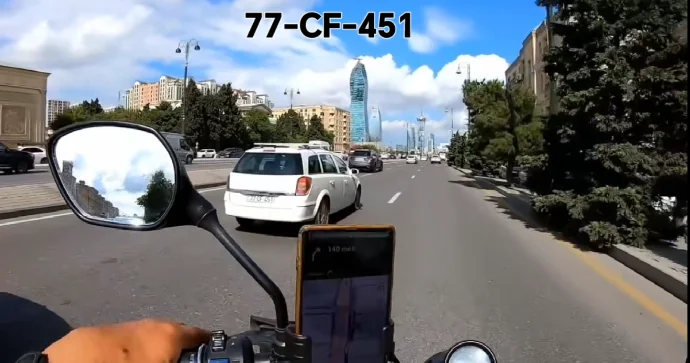Son anda sağa dönən sürücü motosikletçiyə təhlükə yaratdı VİDEO