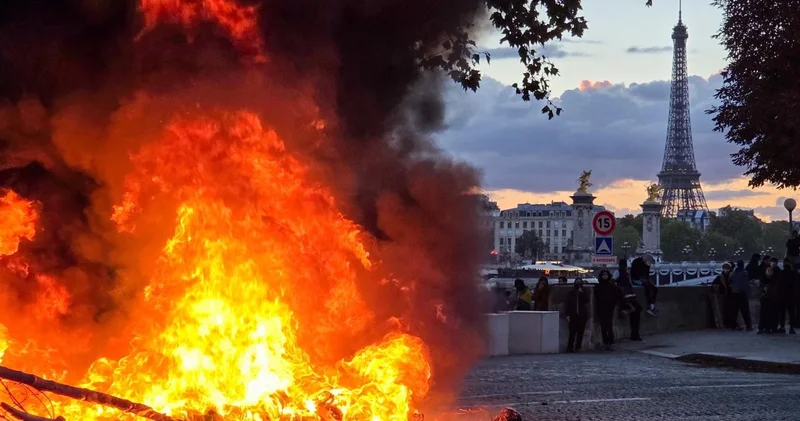 Parisdəki etirazlarda iki nəfərin ölümü araşdırılır