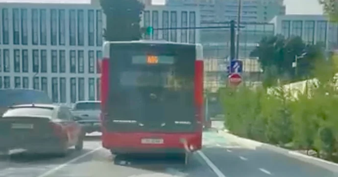 Bakıda avtobus sürücüsü sağa dönənlərin yolunu kəsdi VİDEO