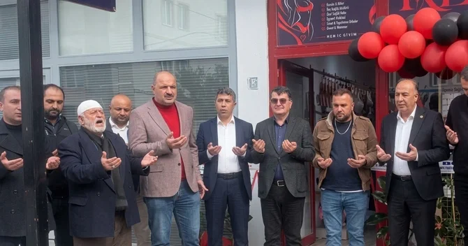 Türkiyədə qadın alt paltarı mağazasının dualarla açılışı edildi