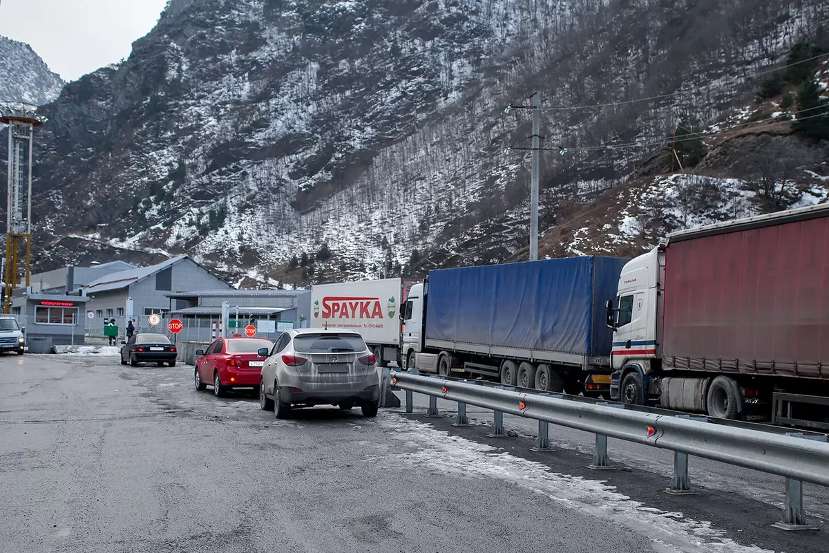 Beş yüzə yaxın erməni maşınları növbə gözləyir: Yuxarı Larsda nə baş verir?