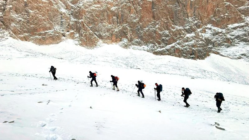 Belaruslu alpinsit qızlar Türkiyəyə yoxa çıxıblar Axtarış başlayıb