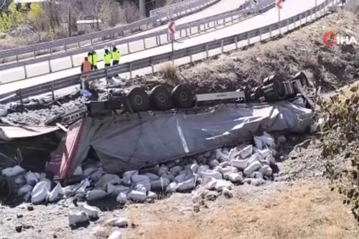 Təhlükəli yolda TIR aşdı, qurtulmağa çalışan azərbaycanlı sürücü öldü