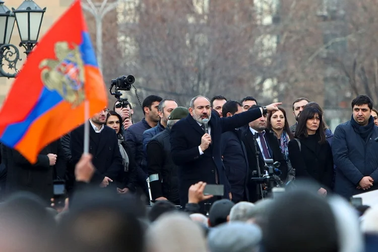 İflasa uğrayan “islahatlar” Paşinyan ən yaxınlarını qurban verir