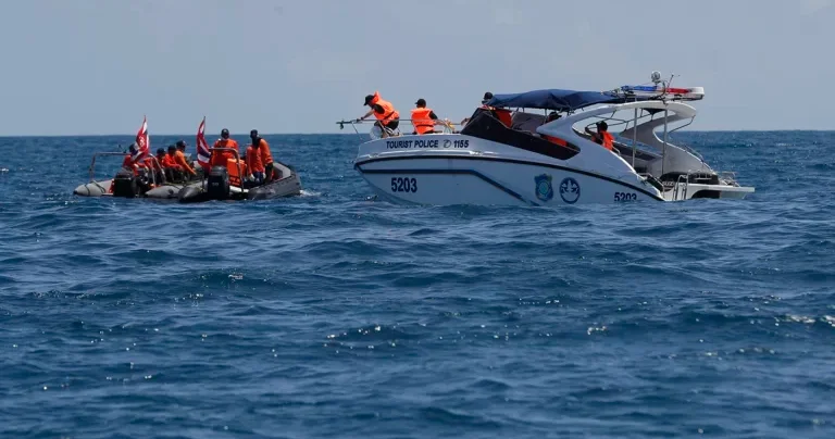 Taylandda turistləri daşıyan gəmi açıq dənizdə gövdə zədəsi alıb