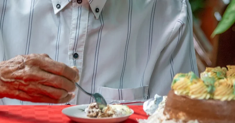 Alimlər müəyyən ediblər ki, yaşlılar üçün tək yemək təhlükəlidir