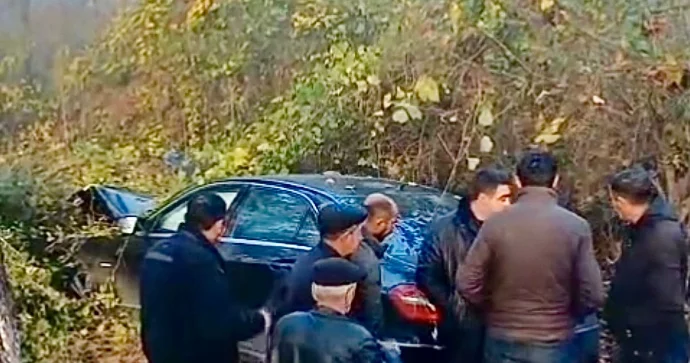 İdarəetmədən çıxan “Mercedes” yol kənarına düşərək ağaca çırpıldı VİDEO