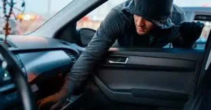 Bakıda qapısı açıq maşından 3 minlik telefon oğurlandı