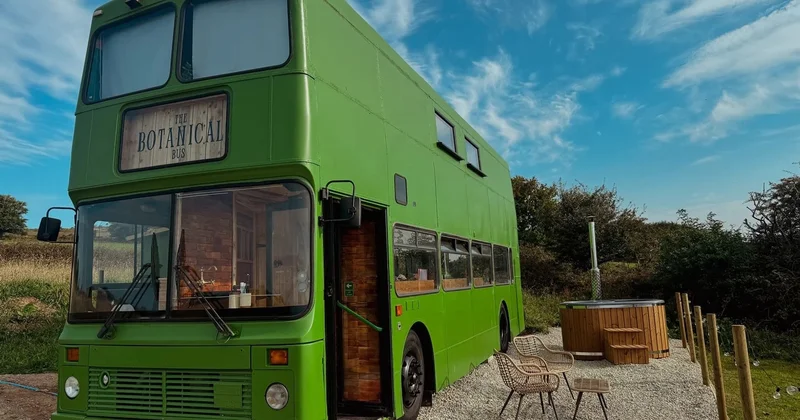 Londonda ikimərtəbəli avtobus jakuzili rahat bir kampervana çevrildi...