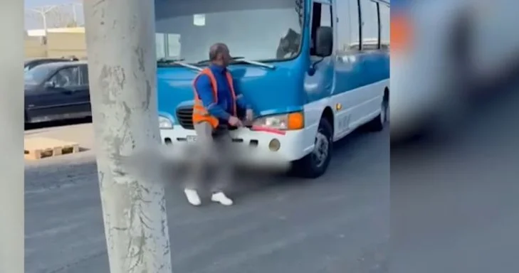 Sürücü avtobusu nəzarətçinin üstünə sürdü Təhlükəli anlar (VİDEO)