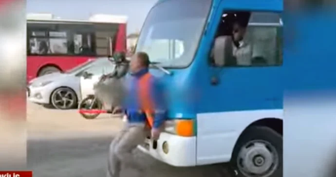 Avtobus sürücüsü ictimai qaydanı kobud şəkildə pozdu VİDEO