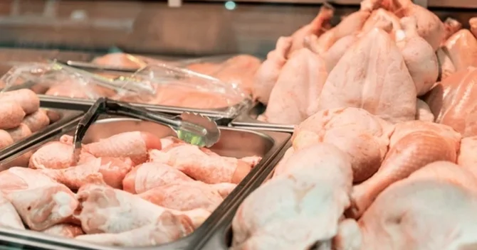 Marketdən alınan toyuğun rəngi bişəndə dəyişdi İstehsalçı şirkətdən AÇIQLAMA