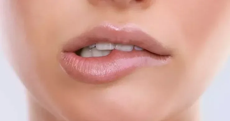 Dodaqları daim dişləmək xərçəng riskini artırır Həkimdən XƏBƏRDARLIQ