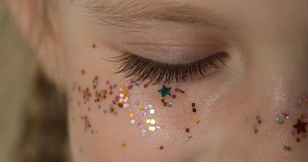 У трехлетней девочки по бровям заподозрили смертельное заболевание