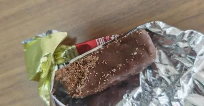 Mağazalar şəbəkəsindən konfet aldı, içindən qurd çıxdı KONKRET