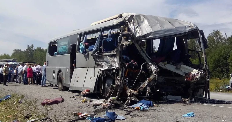 В Камбодже автобус сорвался в реку: 13 погибших, десятки раненых