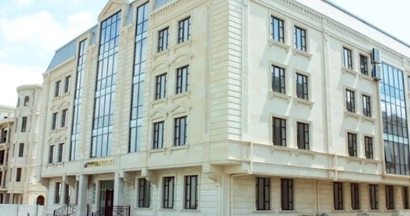 Tələbələrdən universitetdə tətbiq edilən bəzi qaydalardan narazılıq: Dərslər həftəsonu keçirilir, bufet işləmir VİDEO