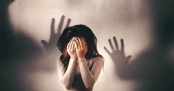 Стресс, гормоны и кофеин: специалисты объяснили рост панических атак