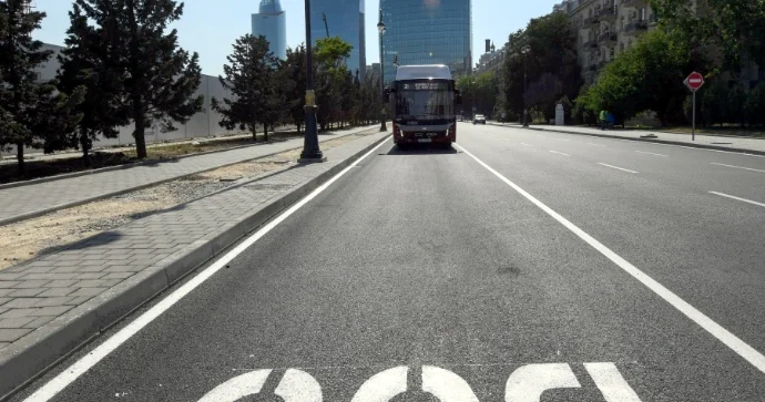 İnsanlar pavilyonsuz dayanacaqlardan narazıdırlar: Avtobus məhəl qoymur VİDEO