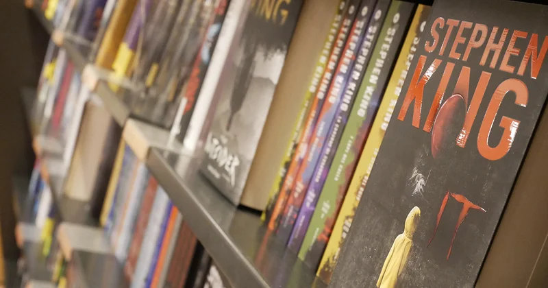 В России массово закрывают книжные магазины и убирают с полок Кинга
