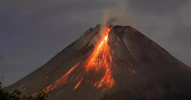 Vulkan püskürməsi nəticəsində dağda qalan 178 alpinist xilas edilib