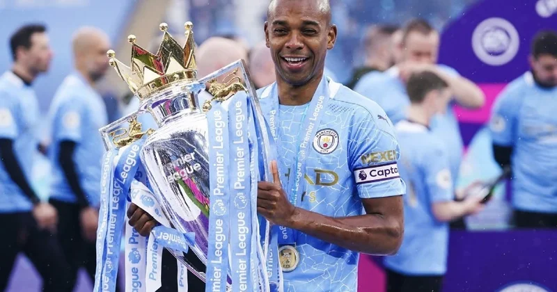 Braziliya millisinin üzvü butslarını mismardan asdı