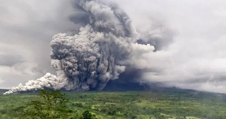 Вулкан Семеру выбрасывает пепел на 13 км: масштабная эвакуация в Индонезии