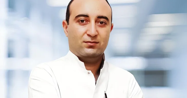 В Гяндже муж медсестры избил врача