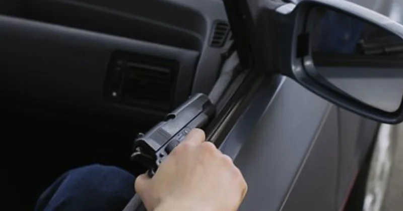 Gecə vaxtı oyuncaq silahla şadlıq evinin qarşısında qorxu yaratdı