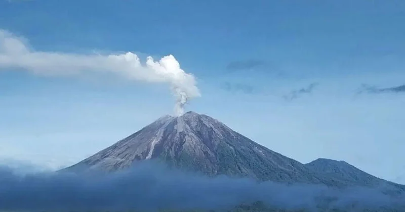 В Индонезии проходит эвакуация застрявших на склоне вулкана туристов