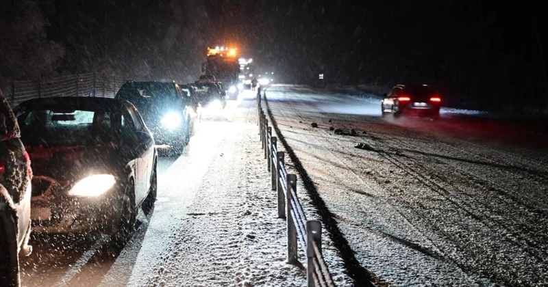 İlk qar İsveçin yollarını iflic vəziyyətinə salıb