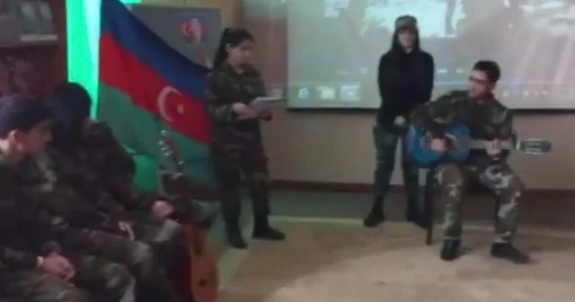 Şəhidimizin oğurlanan mavi gitarada ifası Ana, əsgər gedirəm (VİDEO)