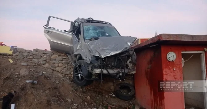 Göygöldə Mercedes divara çırpılıb, iki nəfər ölüb