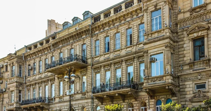 Отобранные телефоны и занятия по выходным: студенты бакинского университета выразили недовольство