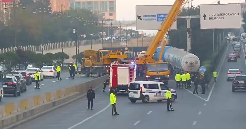 Bakıda sıxılmış qaz daşıyan yük avtomobilinin qəzaya uğramasının səbəbi məlum olub YENİLƏNİB 2 VİDEO