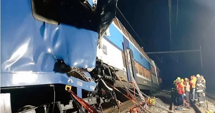 Qatarlar toqquşub, 40 nəfər yaralanıb FOTO