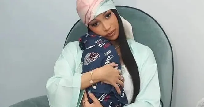 Карди Би стала мамой в четвертый раз и впервые показала сына ФОТО