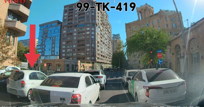 Qoşa xəttin tələbini pozan sürücü əks yoldakı maşınlara maneə yaratdı VİDEO