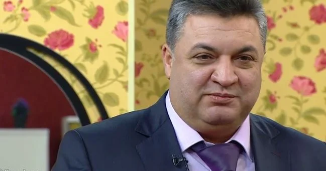 Namiq Mənadan Vüqara CAVAB: “Üzbəüz gələndə əldən ayaqdan gedirlər, boynuma sarılırlar, amma həyatda əsl aktyordurlar”