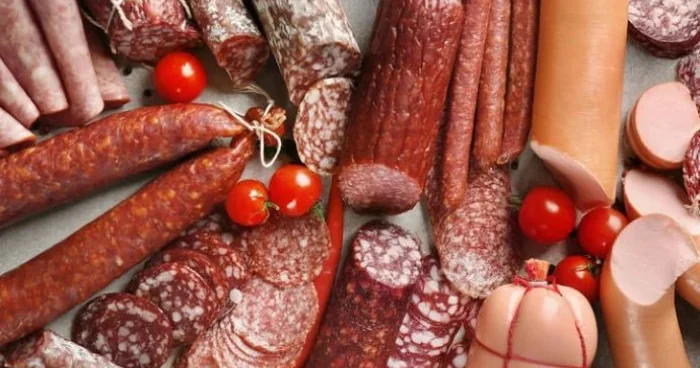 Ucuz kolbasa məhsullarından birinin tərkibində at əti aşkarlandı VİDEO