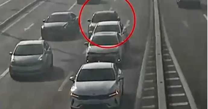 Prospektdə ara məsafəsini gözləməyən diqqətsiz sürücü qəza törətdi VİDEO