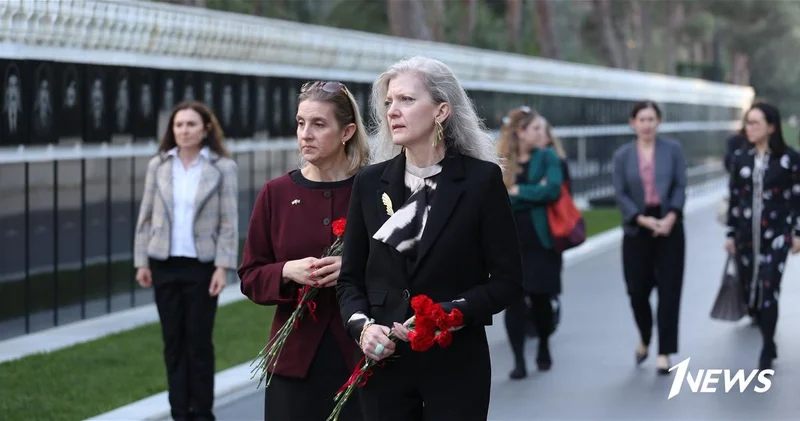 Замгоссекретаря США посетила Аллею шехидов в Баку ФОТО