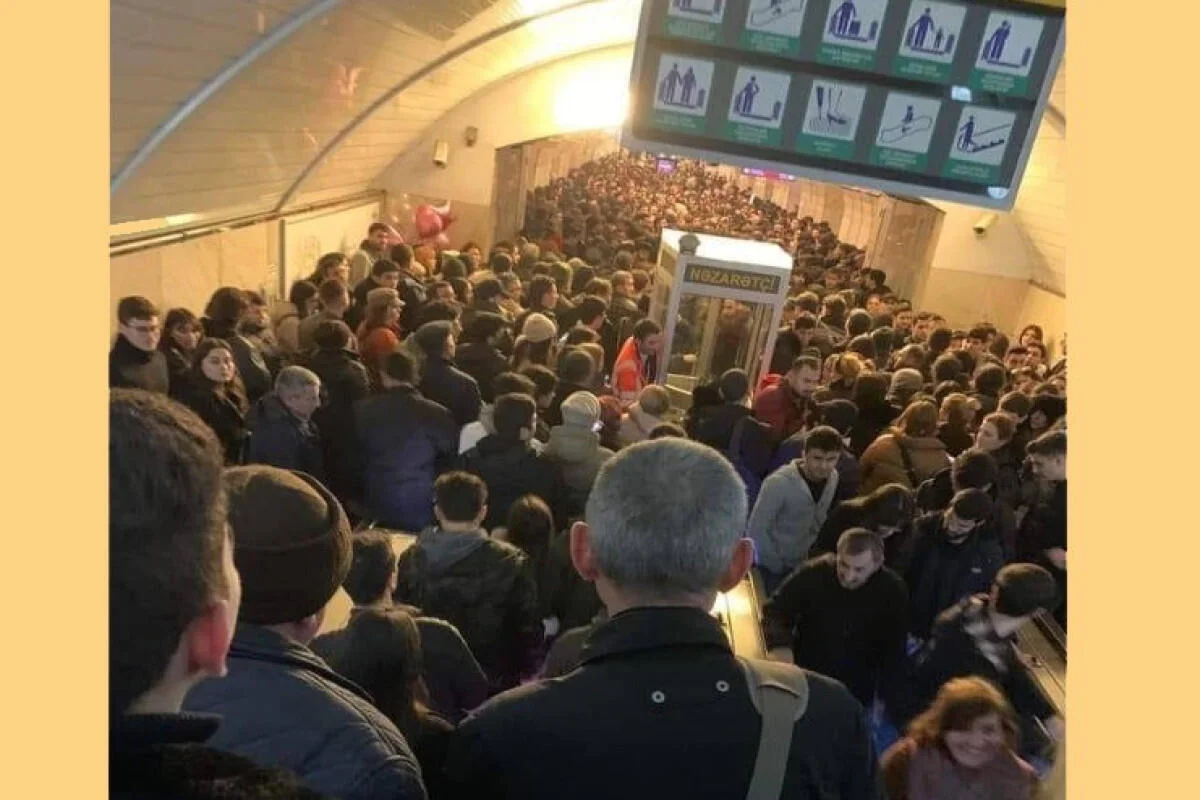 Metroda sıxlıq yarandı Səbəb FOTO