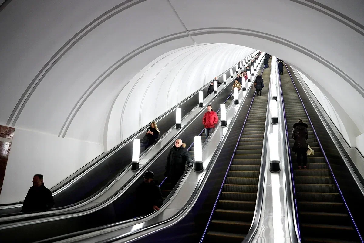 Metronun Sahil stansiyasında eskalatorun hərəkəti dayanıb, sıxlıq yaranıb