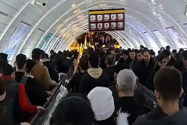 Metroda eskalatorun hərəkəti DAYANDI: SIXLIQ YARANDI